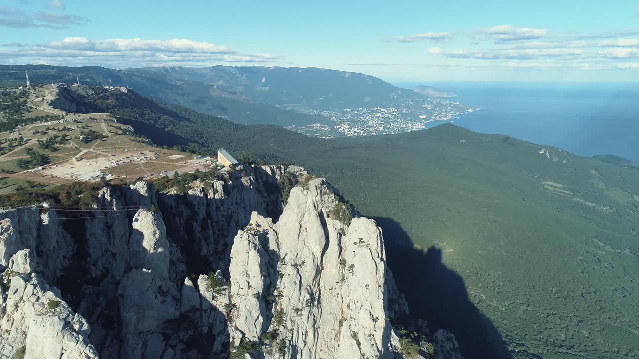 해안 도시 와 함께 산악 풍경 의 공중 사진