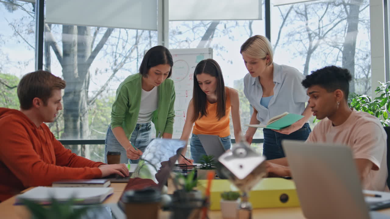 equipo joven creando ideas en la oficina. colegas diversos haciendo lluvia de ideas juntos