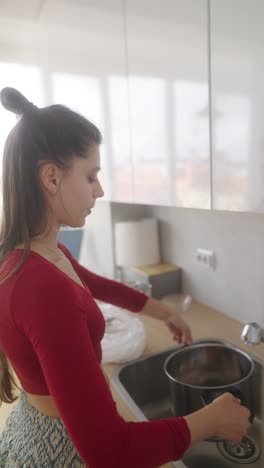 mujer cocinando en la cocina