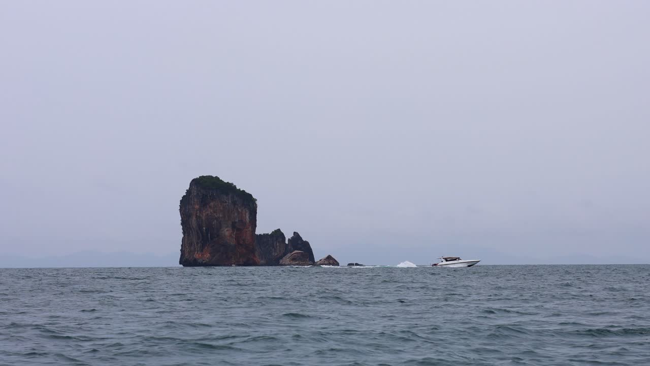배 를 타고 있는 섬 풍경