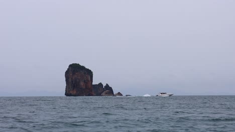 paisaje de la isla con un barco