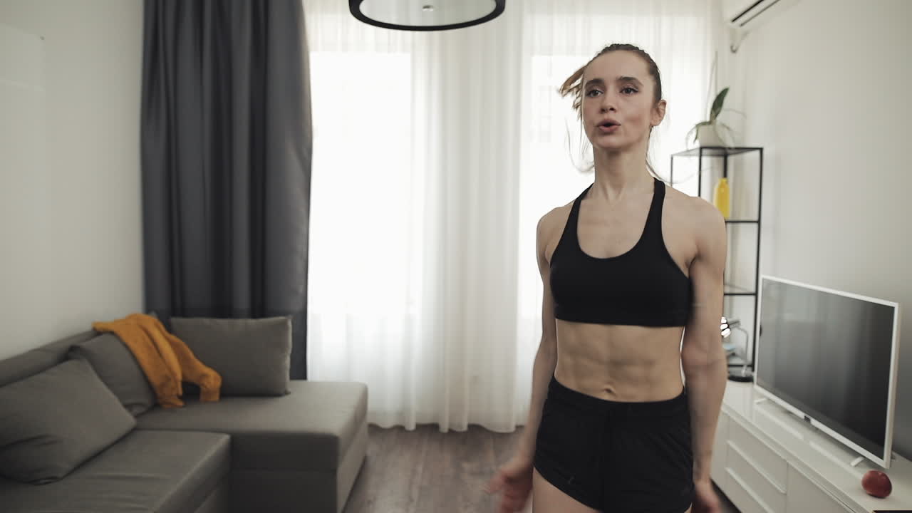 mujer haciendo ejercicio en casa