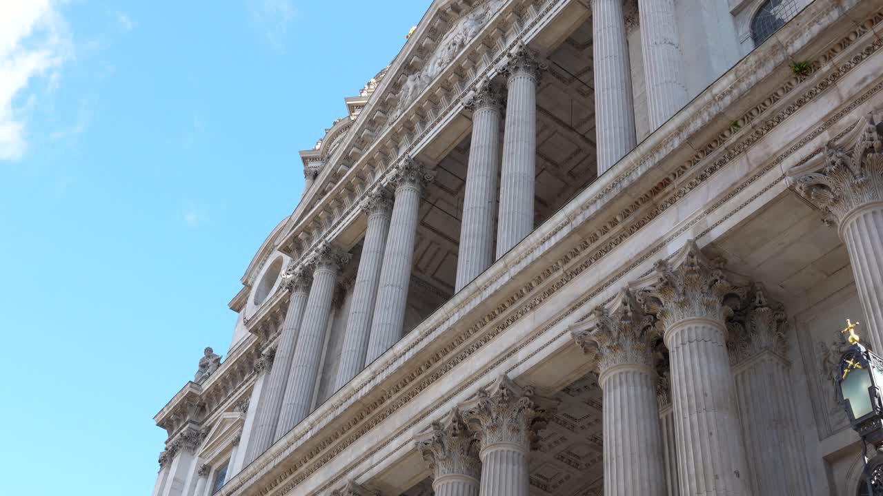 Cattedrale di St Paul a Londra che mostra colonne e facciata da un'angolazione bassa. Veduta diurna con dettagli architettonici e cielo azzurro