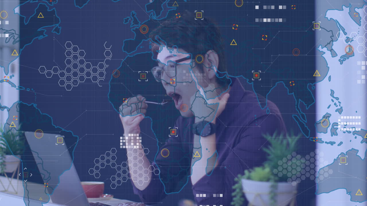 사무실에서 점심을 먹는 동안 노트북을 보는 아시아인에 대한 세계 지도의 애니메이션