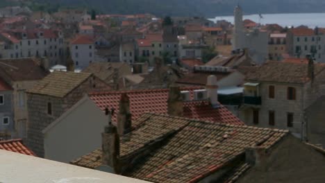 Beber-Vino-Blanco-De-Vacaciones-Con-El-Fondo-Del-Casco-Antiguo-Mediterráneo,-Croacia