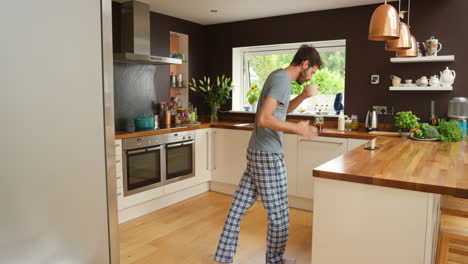 hombre bailando en la cocina