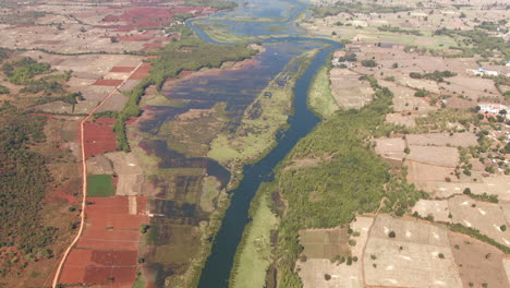 pantano de largo canal fluvial, toma aérea de establecimiento