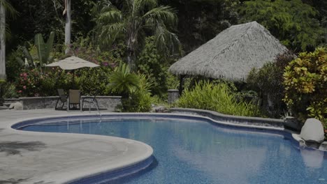 Piscina-En-El-Caribe-Con-Casas-Con-Techo-De-Paja