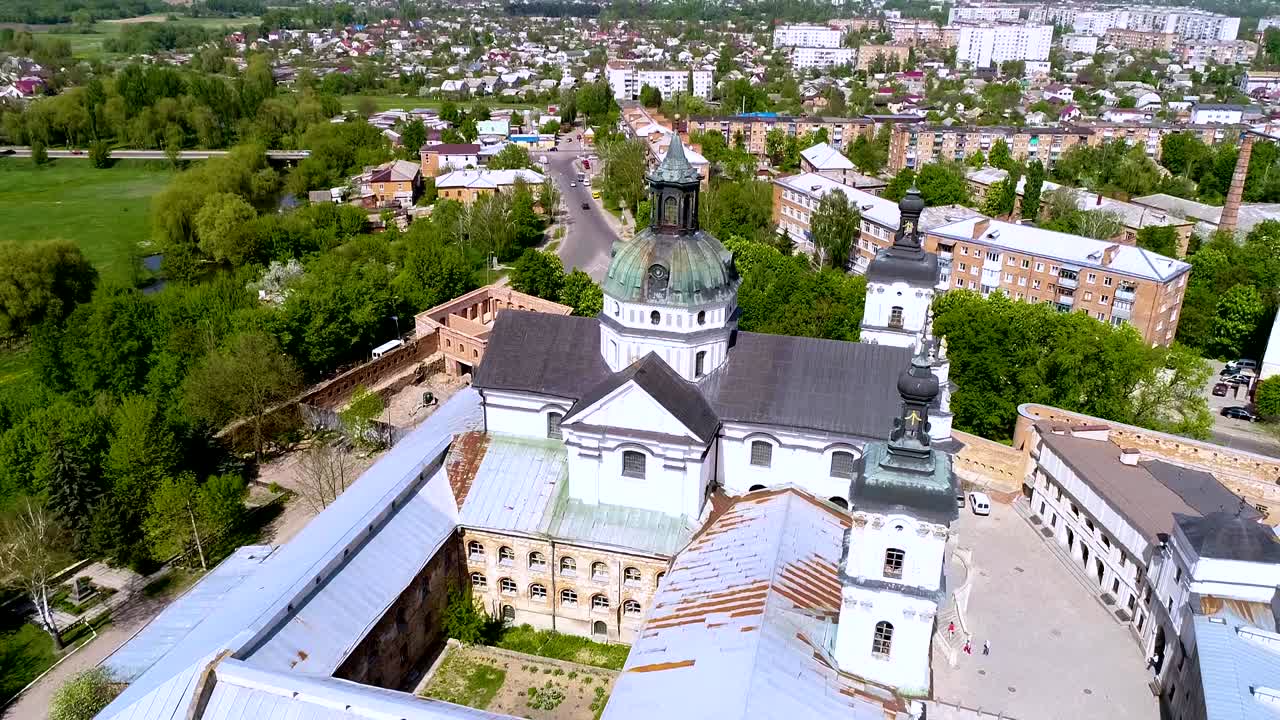 vista aérea del monasterio de los carmelitas desnudos en berditchev, ucrania. el paisaje de la ciudad desde la vista de un pájaro de la ciudad de berditchev.