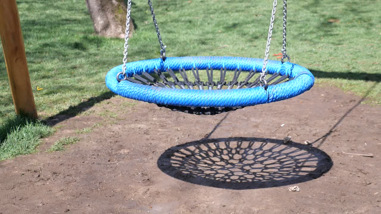 columpio de cuerda azul vacío en el parque