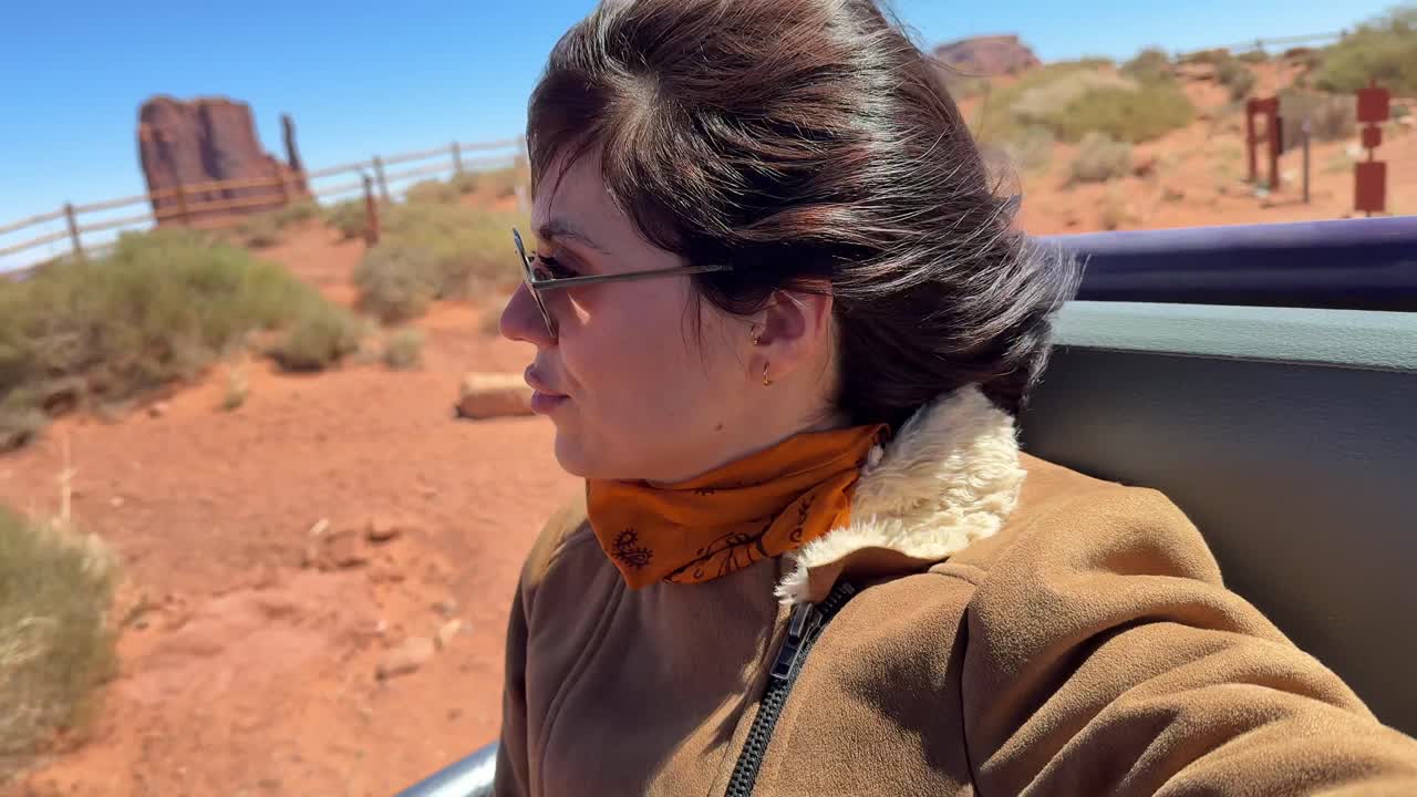 Ung kvinne nyter en naturskjønn ørkenkjøretur i Monument Valley