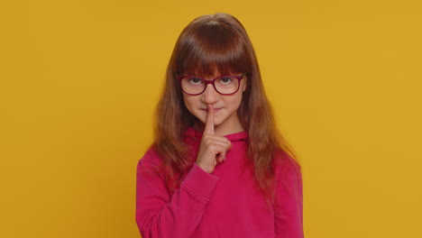 preteen kind meisje drukt vinger aan de lippen maakt stilte stil teken niet vertelt roddel geheim, stil