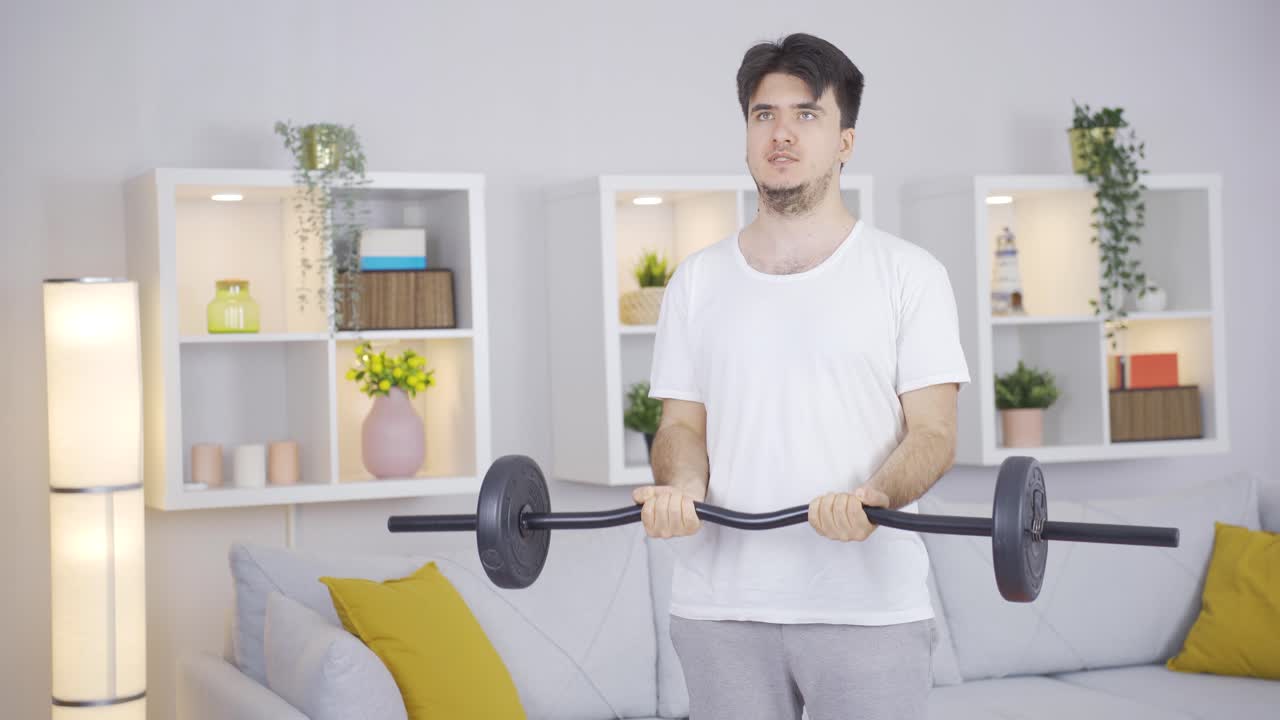 바벨을 사용하여 팔 근육을 운동하는 남자.