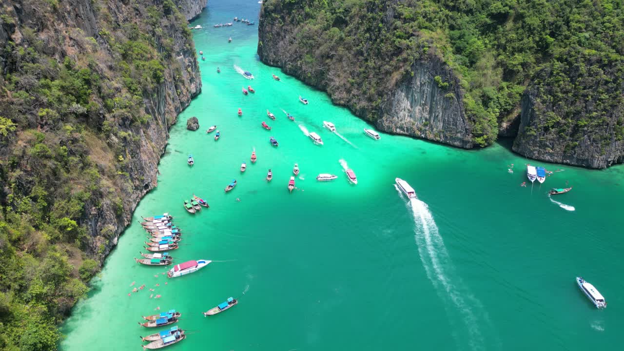 vista aérea de los barcos turísticos que entran en la laguna de pileh pi ley en la isla de koh phi phi, tailandia, ángulo aéreo alto