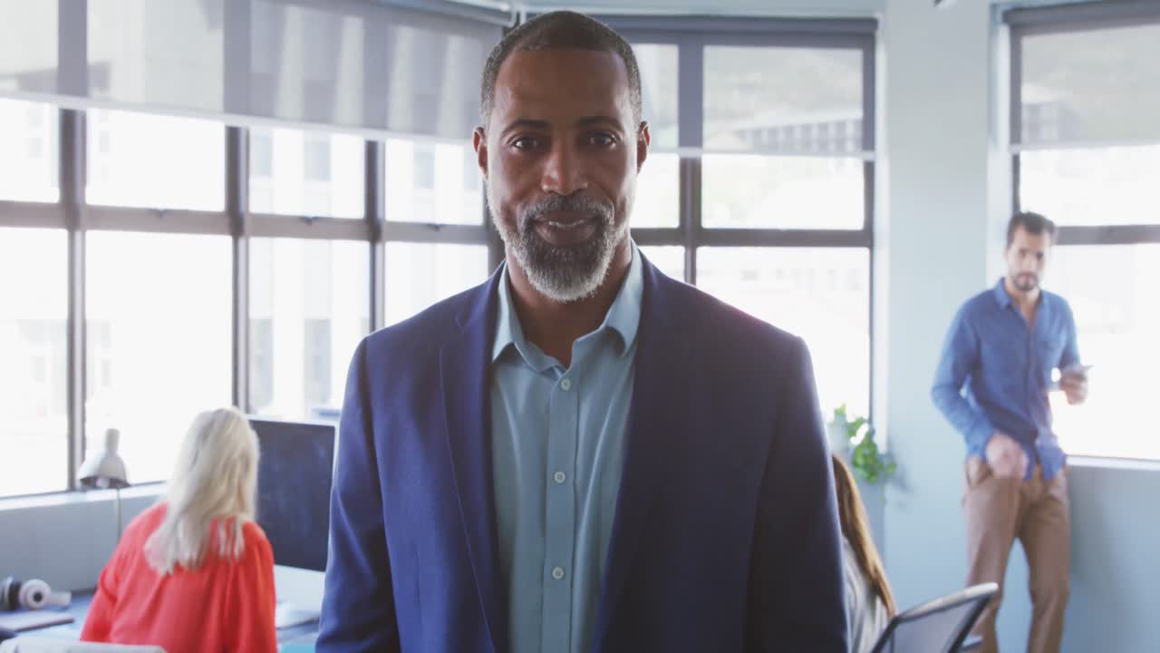 hombre de negocios mirando a la cámara en una oficina moderna