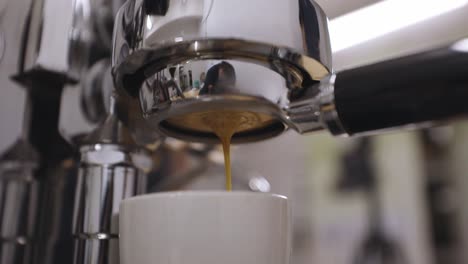 hacer café en la máquina de espresso