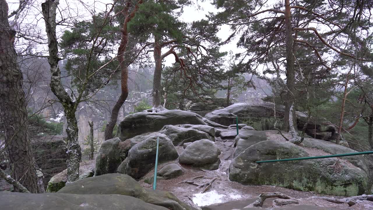 formación rocosa de arenisca con repisas en rocas prachov, paraíso bohemio en invierno, camión a la izquierda