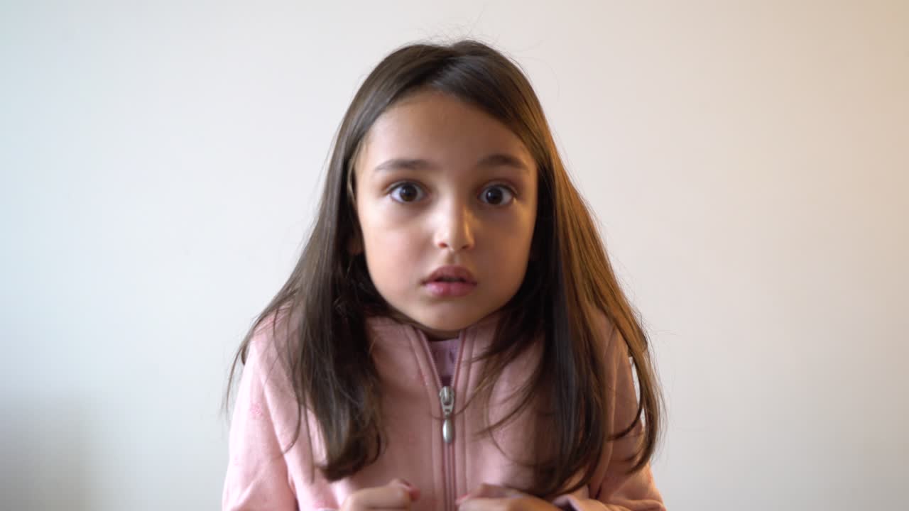 una niña grita y tiembla de miedo