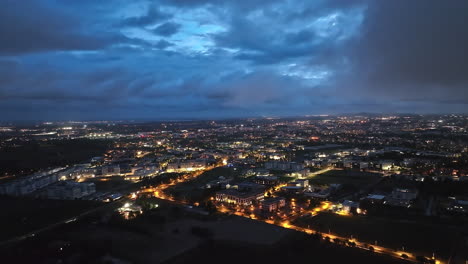 Die-Lichter-Des-Montpellier-Innovation-Hub-Reflektieren-Nachts.