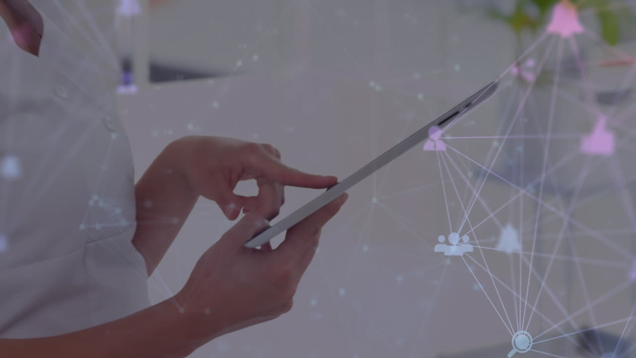 animación de un candado en el escudo, iconos conectados que forman un globo, puntos, mujer caucásica usando una tableta.