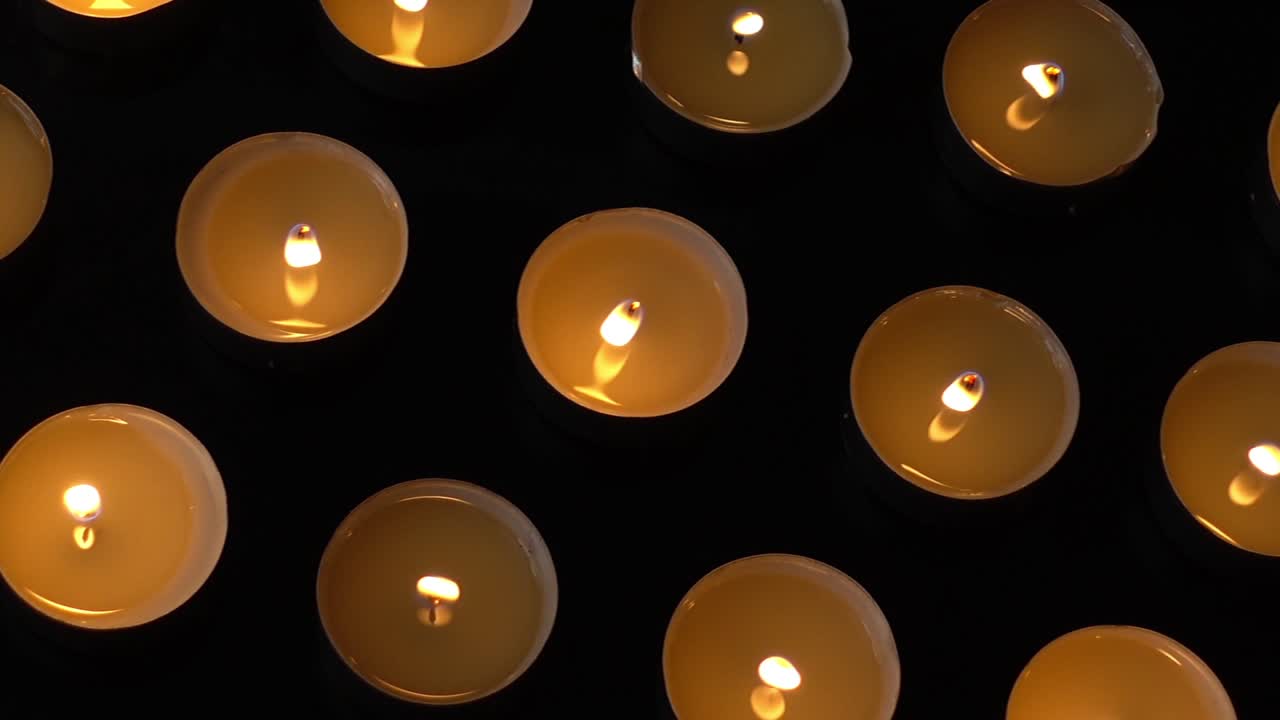 Candele su sfondo nero