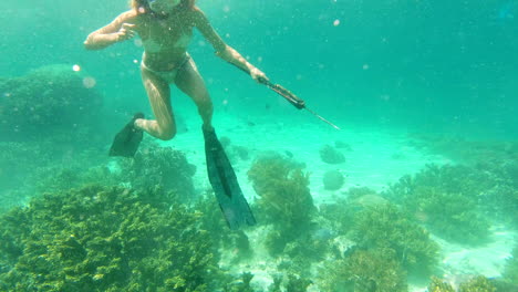 Woman-swimming-in-the-ocean