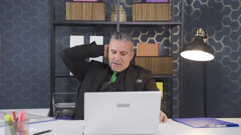 hombre de negocios con ansiedades y miedos.