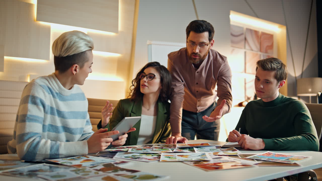 joven equipo creando un proyecto de diseño en la sala de conferencias. trabajadores creativos hablando.