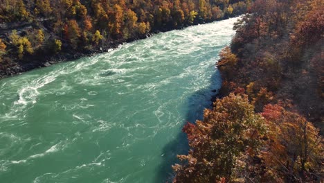 Luftaufnahmen-Von-Drohnen-Zeigen-Aufnahmen-Eines-Flusses-Während-Der-Herbstsaison