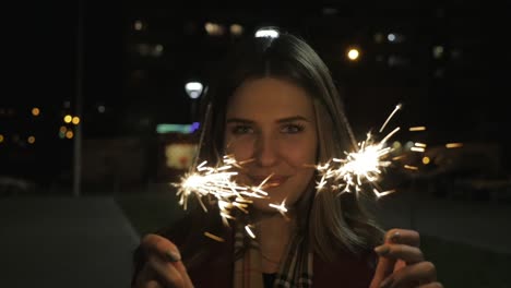 mujer con chispas en la noche