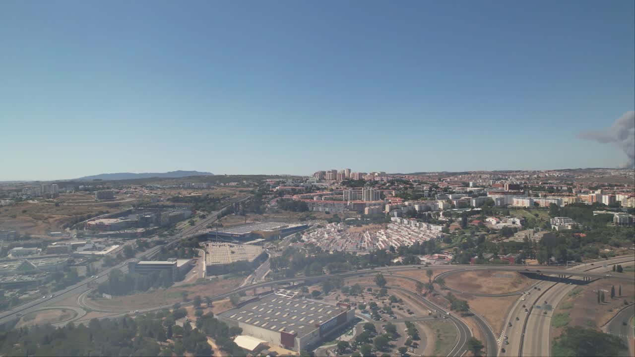 Pan shot the Lisbon City Fire event from a distance, visible clouds of smoke