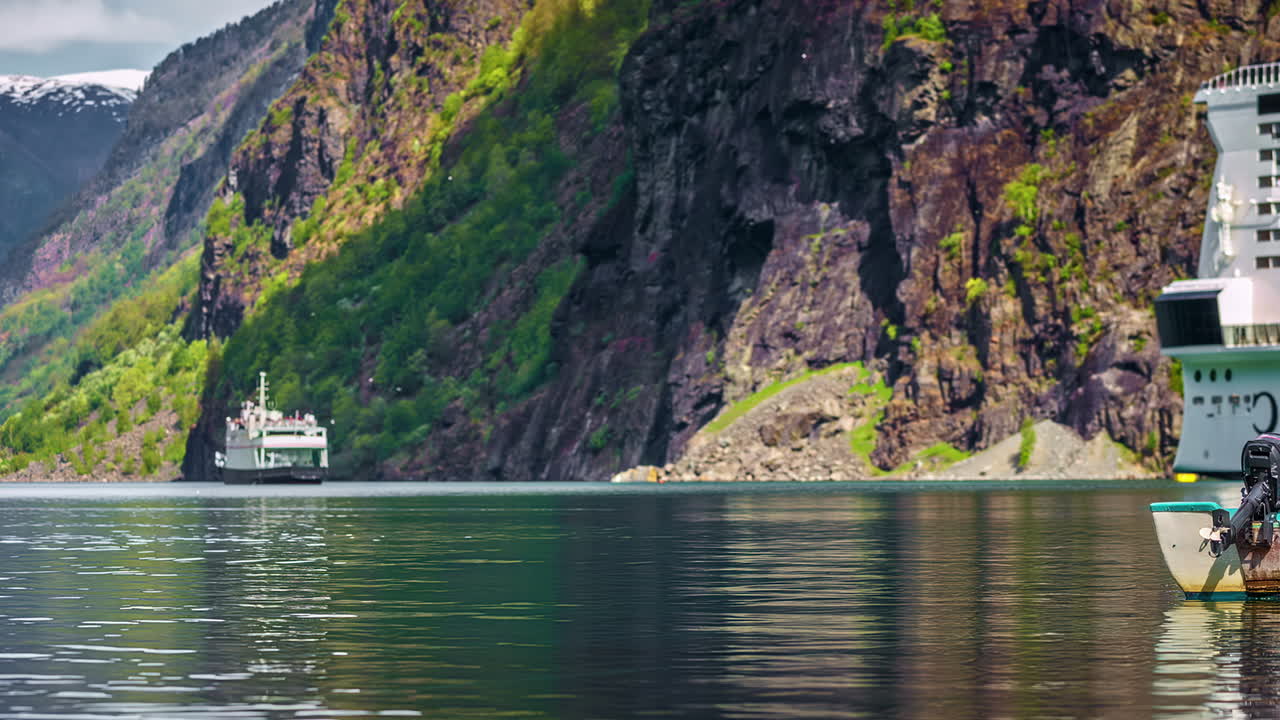 time-lapse de un barco flotante en noruega en llamas a la luz del día