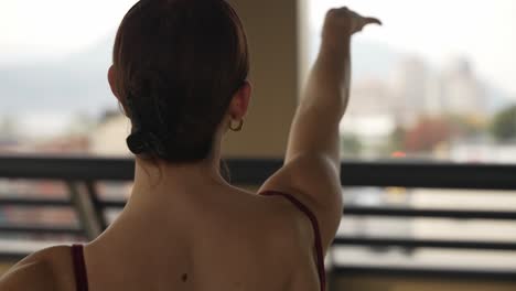 dando vueltas a una bailarina de ballet en un parkade de la ciudad de cerca