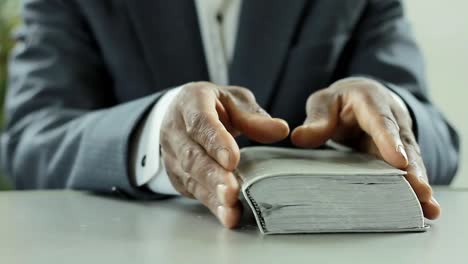 hombre negro orando a dios con la biblia en las manos hombre caribeño orando con el fondo con la gente stock video stock footage