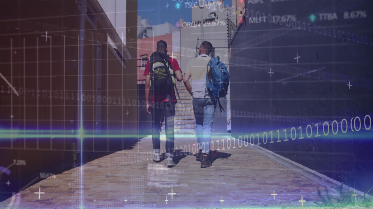 animación de codificación binaria y procesamiento de datos sobre hombres caminando por la calle.