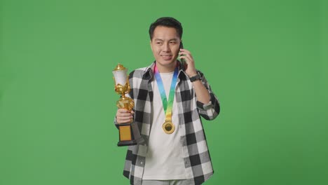 행복한 승자가 승리를 축하하고 있습니다.