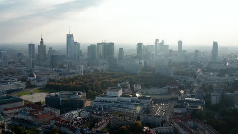 über-Der-Stadt-Fliegen.-Riesiges-Gebäude-Der-Polnischen-Nationaloper-Und-Modernes-Großstädtisches-Bürogebäude.-Wolkenkratzer-In-Der-Innenstadt-Im-Hintergrund.-Warschau,-Polen