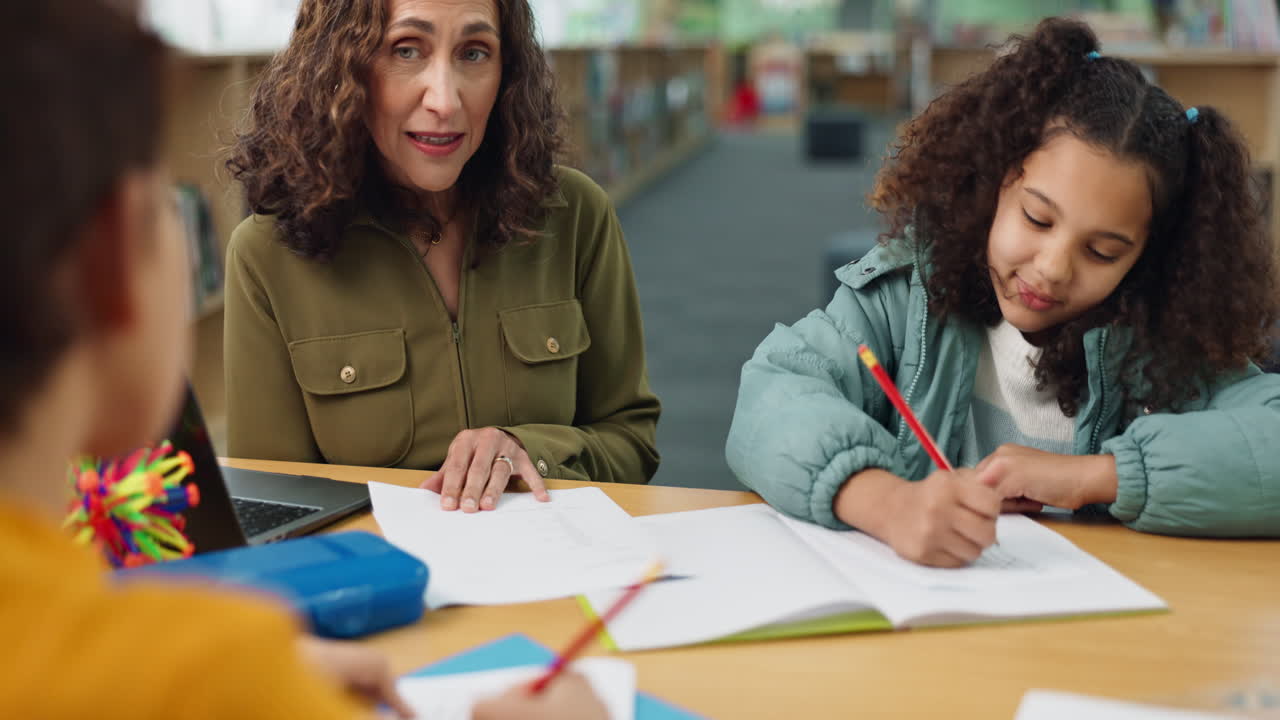 maestro ayudando a los estudiantes en el aula