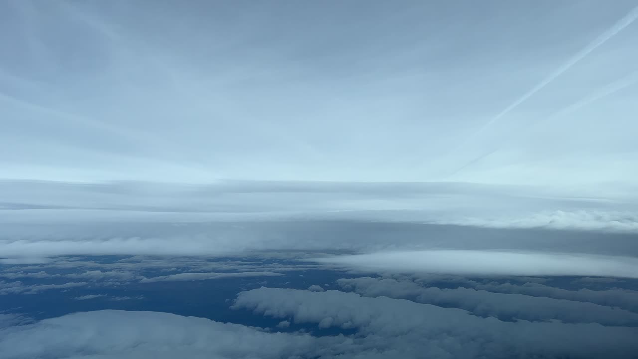 el punto de vista de un piloto de un cielo frío de invierno lleno de nubes
