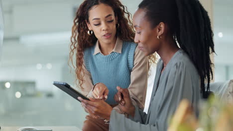 Tableta,-Mujer-De-Negocios-Y-Gerente-Hablando