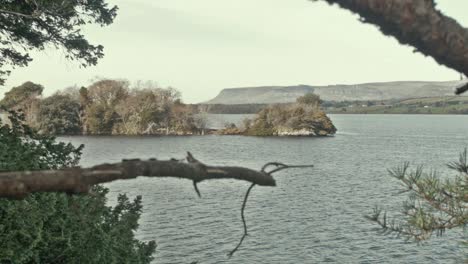 Idyllische-Inseln-Und-Seen-Mit-Seeblick.-Rack-Fokus