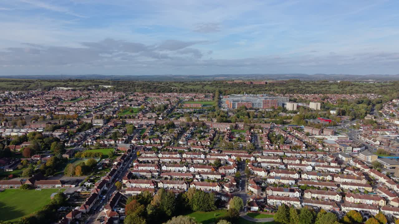 Filmato ad alta quota in avanti con drone di Portsmouth, Regno Unito, sopra case a schiera che volano verso l'entroterra in una giornata di sole splendente. Veduta urbana dettagliata