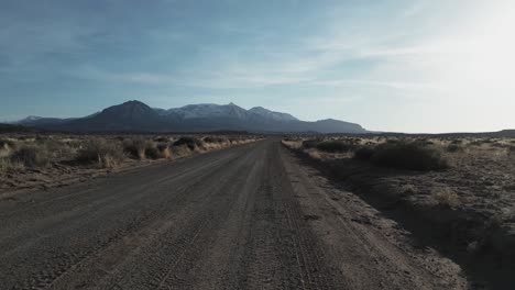 Moviéndose-Por-Las-Carreteras-De-Utah,-EE.-UU.,-El-Dron-Realiza-Un-Vuelo-Bajo,-Ascendiendo-Gradualmente-Para-Revelar-Los-Paisajes-Desolados-Y-áridos,-Pintando-Una-Imagen-Cautivadora-Del-Terreno-Que-Se-Encuentra-Debajo.