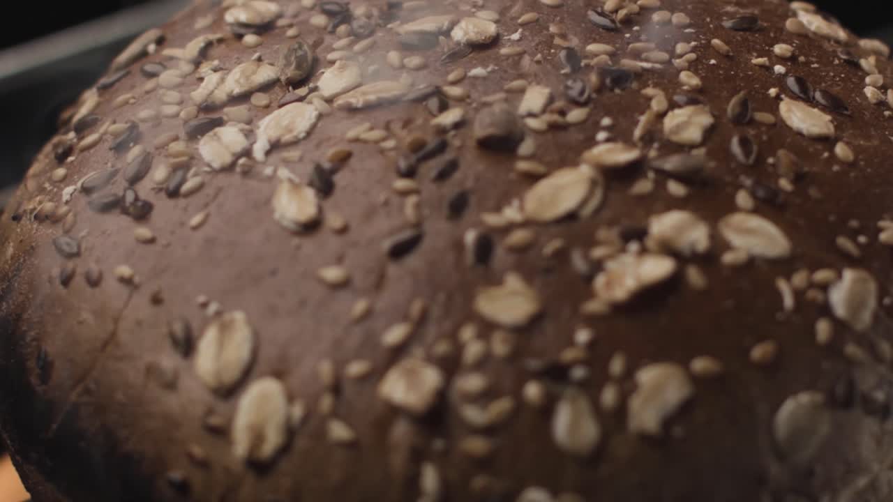 Primo piano di una pagnotta di pane ai semi appena sfornata