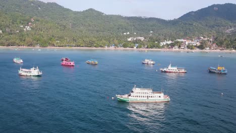 Luftaufnahme-über-Festgemachte-Boote-Im-Golf-Von-Thailand-In-Der-Nähe-Von-Sairee-Beach