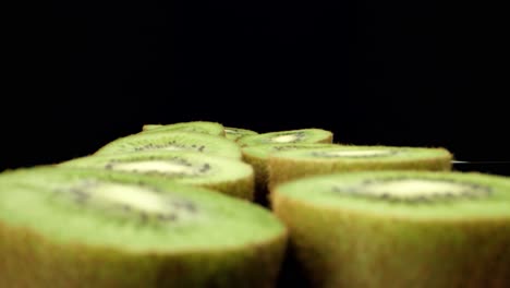 fruta de kiwi verde fresca y jugosa cortada por la mitad super macro de cerca disparar volar más de 4k de alta calidad