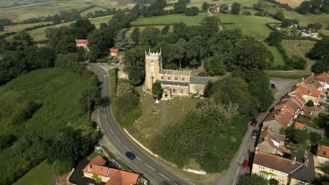 Iglesia-Del-Pueblo-Inglés-Lincolnshire-Wolds-Tealby-Vista-Aérea-Verano