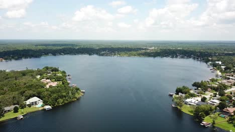 Residential-area-and-lake-surrounded-by-nature-on-near-Orlando,-Florida