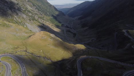 Inclinación-Aérea-Hacia-Adelante-Hacia-Abajo-De-La-Sinuosa-Carretera-De-Montaña-Transfagarash-En-Rumania