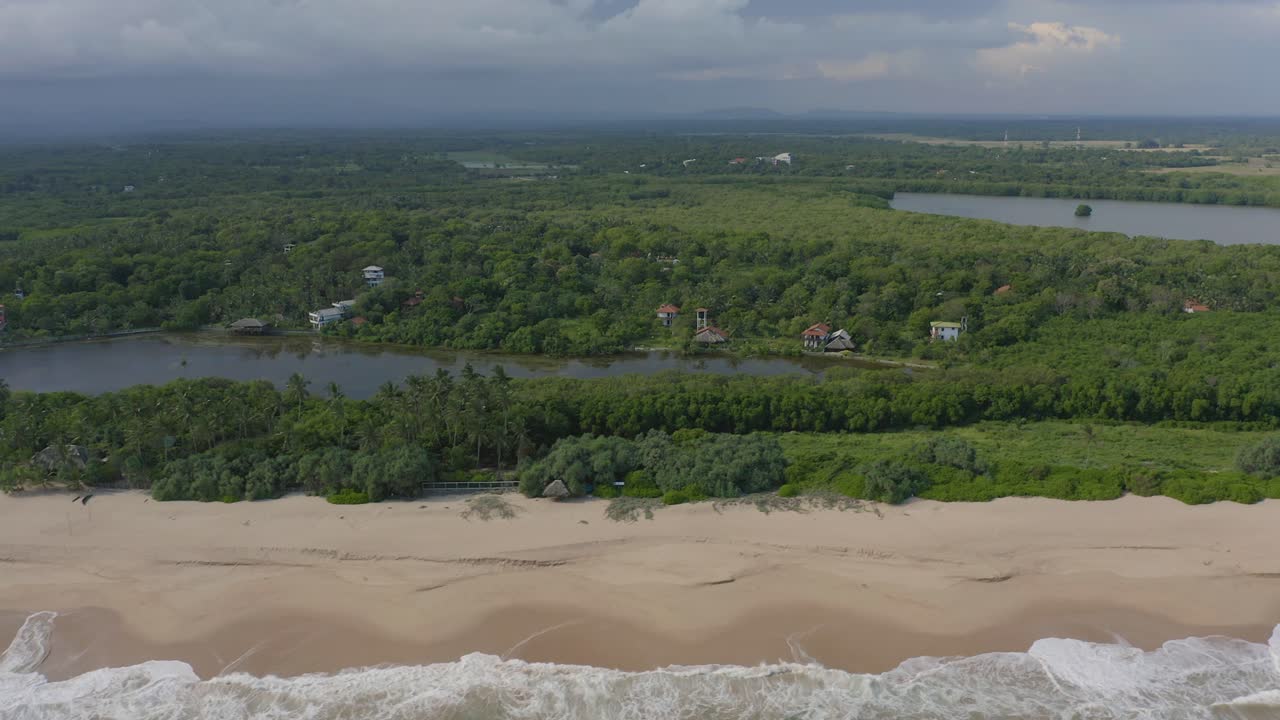 antena de la prístina playa de tangalle con olas en la costa tropical de sri lanka